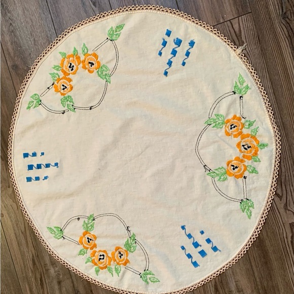 Vintage Handmade Embroidered Round Doily Crocheted Table Cloth 33” - Picture 9 of 9